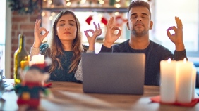 7 tipů, jak se vypořádat se smíšenými emocemi během svátků